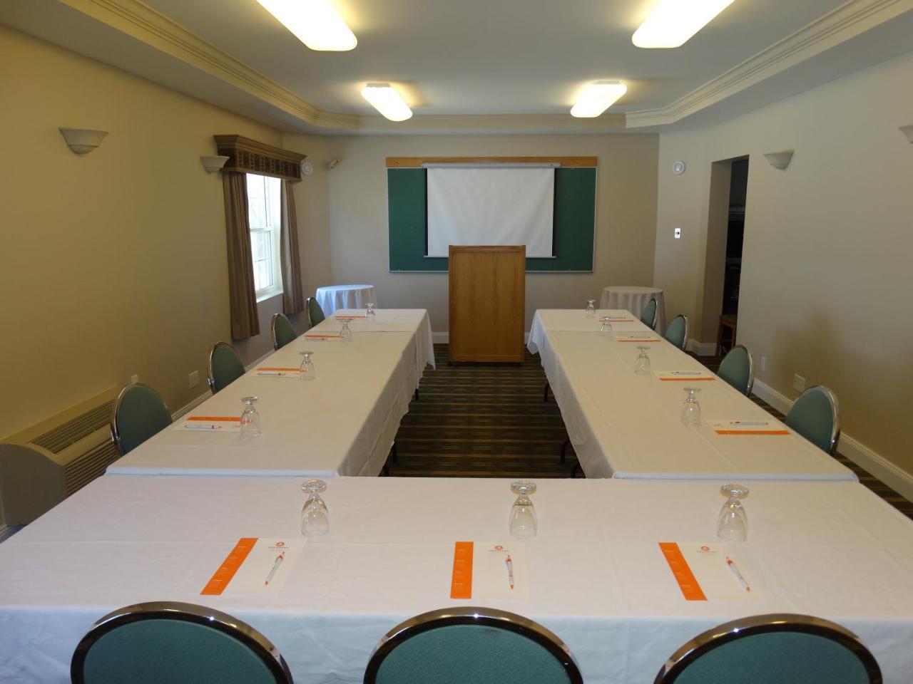 Amsterdam Inn & Suites Sussex Esterno foto